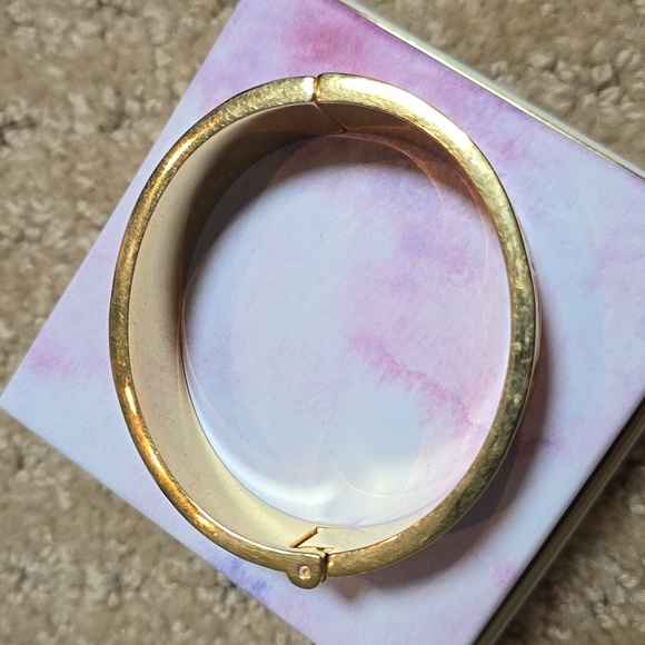 Stella & Dot Eleanor Enamel Hinged Bangle Bracelet with Magnetic Clasp Gold Tone - Picture 5 of 7